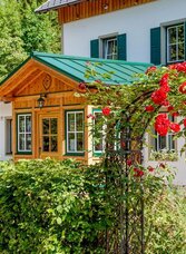 Pension Waldruhe, Grundlsee, Eingang mit Rosen | © Sandro Kumric | © Sandro Kumric