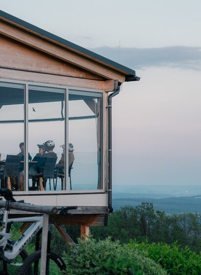 Flourl's Schenke terrace in Dechantskirchen in Eastern Styria | © Verein Tourismusentwicklung Steirischer Wechsel | Roastmedia | © Verein Tourismusentwicklung Steirischer Wechsel