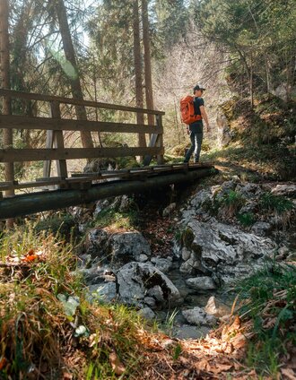 Hikers on a wooden bridge | Christoph Lukas | © Christoph Lukas