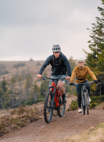 Cyclists on the Styrian Wexl Trails in Eastern Styria | © Verein Tourismusentwicklung Steirischer Wechsel | Roast Media | © Verein Tourismusentwicklung Steirischer Wechsel