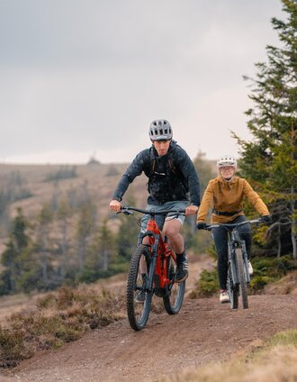 Radfahrer auf den Steirische Wexl Trails in der Oststeiermark | Roast Media | © Verein Tourismusentwicklung Steirischer Wechsel