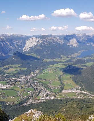 Blick vom Gipfel des Ausseer Zinkens nach Bad Aussee und Totem Gebirge im Hintergrund | Michaela Mayr | © Ausseerland