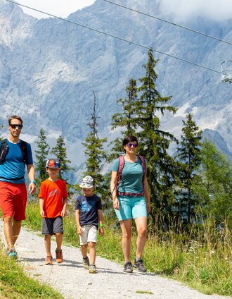 Family hiking on the Rittisberg | Hans-Peter Steiner | © Hans-Peter Steiner