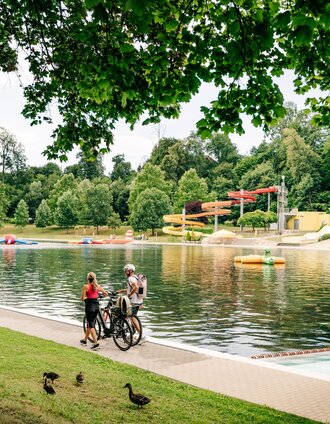 Das größte Beckenfreibad der Region ist Fürstenfeld und sorgt für Abkühlungen. | Mias Photoart | © Thermen- & Vulkanland