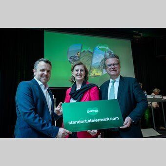 von links: Michael Feiertag (GF STG), LRin Barbara Eibinger-Miedl und Landeshauptmann Christopher Drexler | © STG | Jesse Streibl