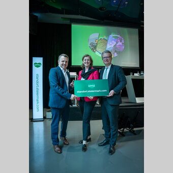Michael Feiertag (GF Steirische Tourismus und Standortmarketing GmbH- STG), Landesrätin MMag.a Barbara Eibinger-Miedl und Landeshauptmann Mag. Christopher Drexler | © STG | Jesse Streibl