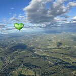 Der Steiermark-Herz-Ballon über der Steiermark