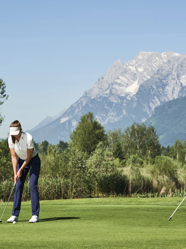 Golfen im Ennstal mit dem Grimming im Hintergrund | © Armin Walcher | GC Ennstal