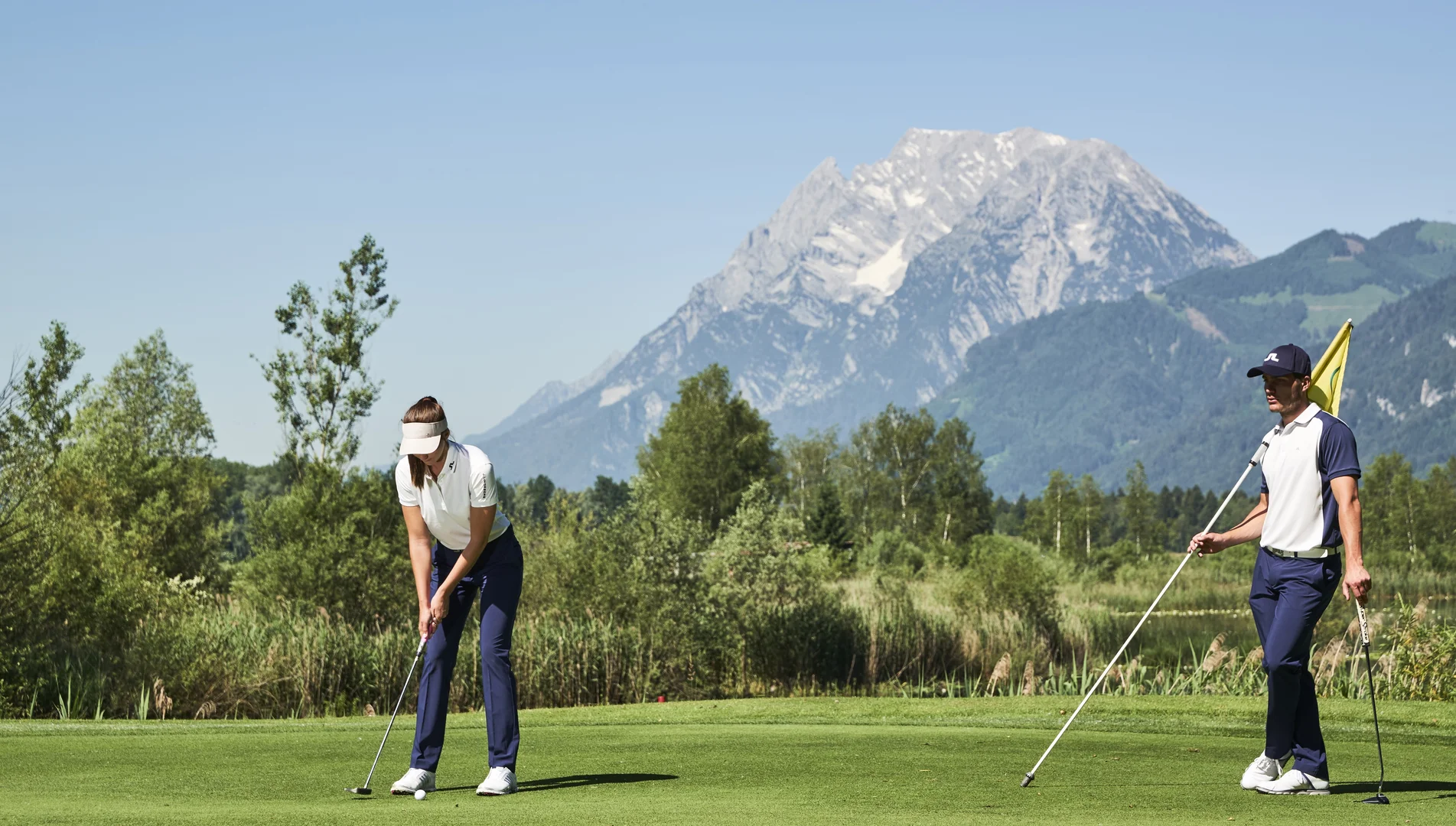 Golfen im Ennstal mit dem Grimming im Hintergrund | © Armin Walcher | GC Ennstal
