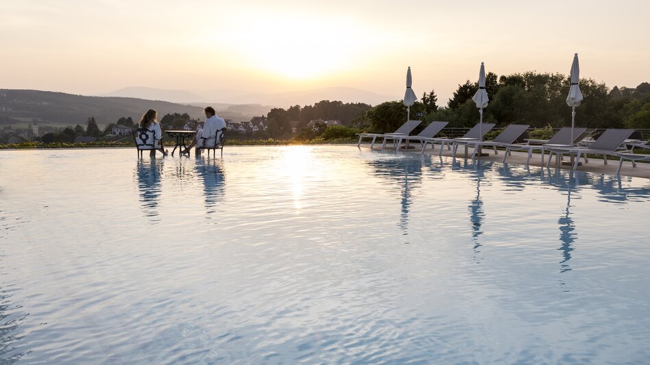 Herrlicher Ausblick am Pool im Hotel Der Steirerhof