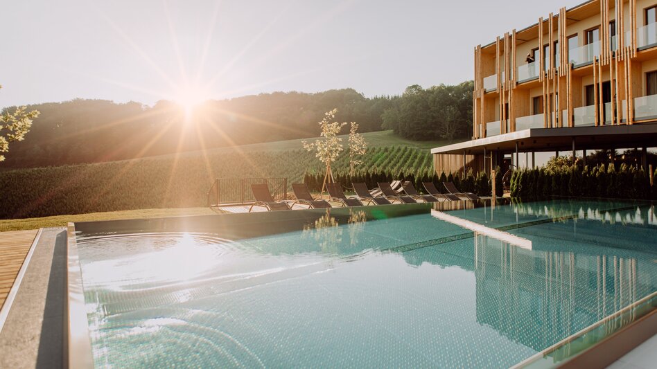 Pool am Morgen mit Sonnenaufgang im Ratscher Landhaus