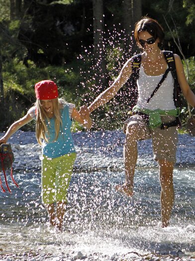gemeinsame Bachüberquerung | Photo Austria | © FamilienUrlaub Steiermark