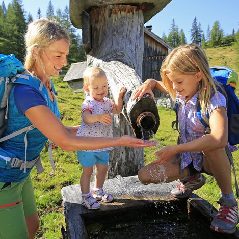 Trinkpause am Brunnen | © FamilienUrlaub Steiermark | Photo Austria | © FamilienUrlaub Steiermark