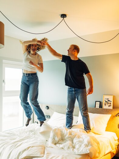 Pärchen im Doppelzimmer im harry's home Graz-Smart City | © harry's home hotels & apartments | Daniel Zangerl