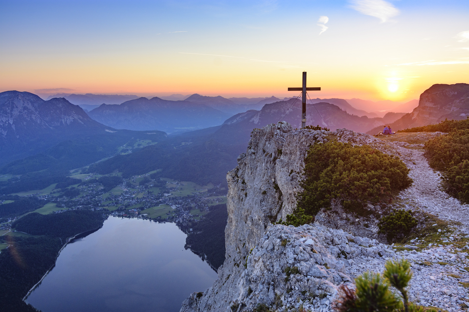 Das Ausseerland: Ich liebe die Kombination aus Bergen und Seen. Für mich der perfekte Ort um zu entschleunigen und meine Seele baumeln zu lassen. Egal ob zum Wandern und Baden im Sommer, oder beim Winterspaziergang durch die verschneite Landschaft und anschließender Einkehr in ein gemütliches Landgasthaus oder die Almhütte. - Sarah Valda | © Steiermark Tourismus | Volker Preusser