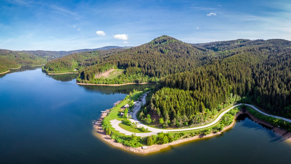 Stausee Soboth: Ein herrlicher Ort zum Abkühlen im Sommer und genug Platz zum Baden und Bootfahren. Am besten leiht man sich ein kleines Ruderboot aus und sucht sich selbst ein idyllisches Platzerl, vorzugsweise am Westufer. - Ulrike Preiss | © Schilcherland Steiermark | Peter Kremser