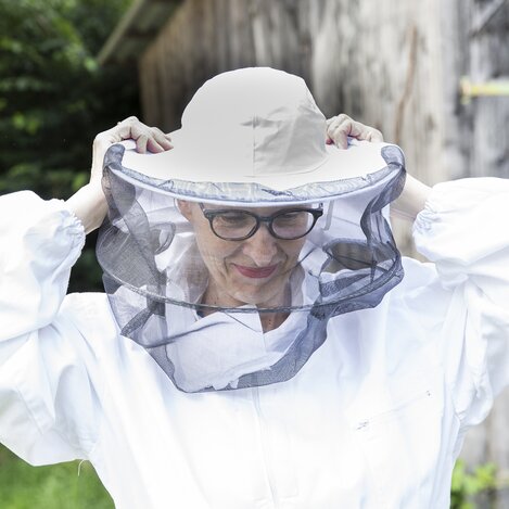 Bei der Untersuchung des Bienenvolks darf die Schutzausrüstung nicht fehlen.  | © Judith Barfuss