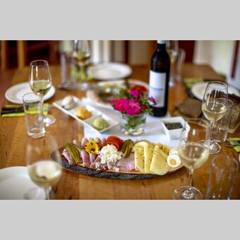 Served up: the Buschenschankjause (wine tavern snack) | © Steiermark Tourismus | Tom Lamm