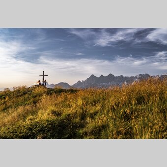 Summit strikers on the Gasselhöhe with a view of the Dachstein | © Steiermark Tourismus | photo-austria.at