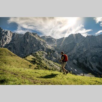 Hiking at the foot of the Dachstein | © Steiermark Tourismus | photo-austria.at