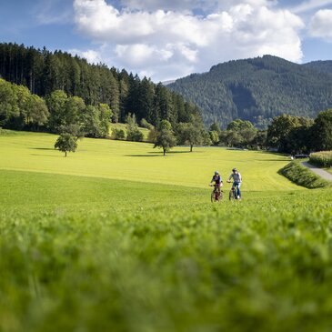 Radfahren am Fuße der Ruine Eppenstein