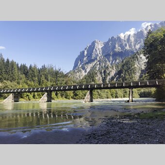 Wooden bridge over the Enns in the Gesäuse | © Steiermark Tourismus | Lena Maikisch