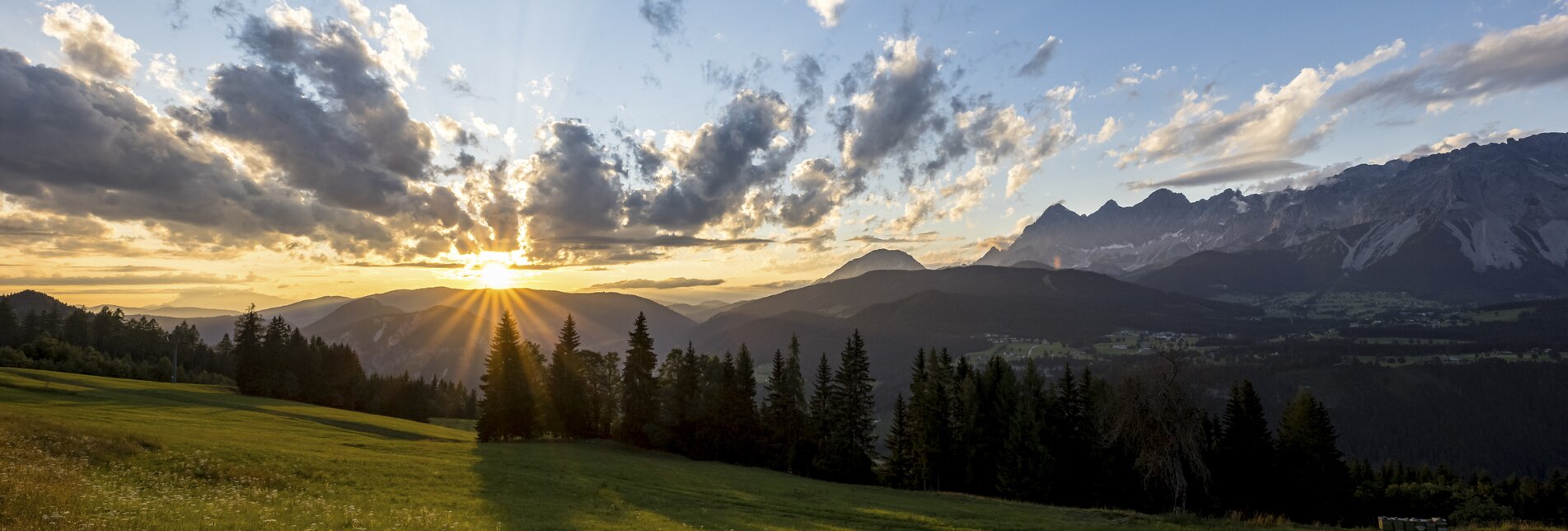 Sonnenuntergang mit Dachstein-Gebirge | © Steiermark Tourismus | photo-austria.at