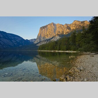 Evening atmosphere at Lake Altaussee with Trisselwand | © Steiermark Tourismus | Leo Himsl