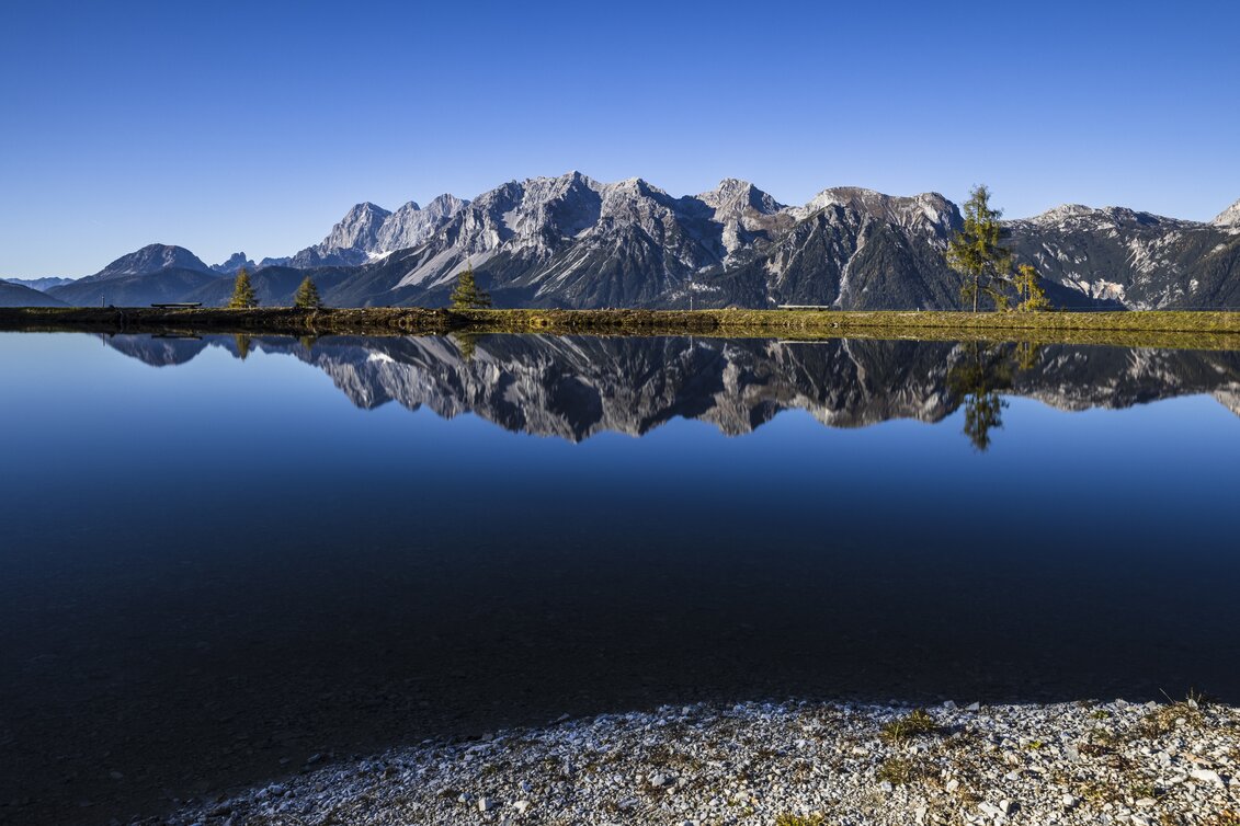 Speicherteich auf der Planai spiegelt den Dachstein | © STG | photo-austria.at