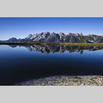 Speicherteich auf der Planai spiegelt den Dachstein | © STG | photo-austria.at