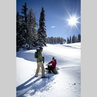 Rast beim Schneeschuhwandern | © STG | Tom Lamm