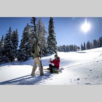 Rast beim Schneeschuhwandern | © STG | Tom Lamm