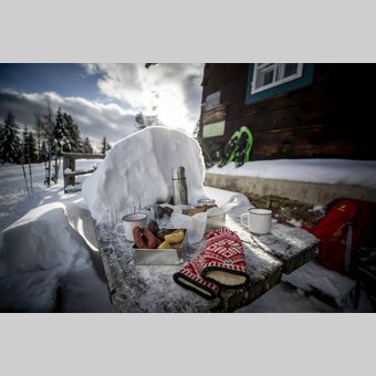 Snack while sporting in the Zirbenland at the Zirbitzkogel | © Steiermark Tourismus | Tom Lamm