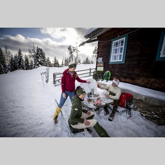 Snack while sporting at the Zirbitzkogel | © Steiermark Tourismus | Tom Lamm