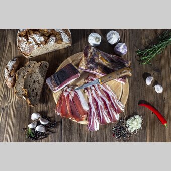 Brettljause with smoked bacon and pancetta, farmhouse bread, horseradish, chilli pepper and juniper berries | © Steiermark Tourismus | photo-austria.at