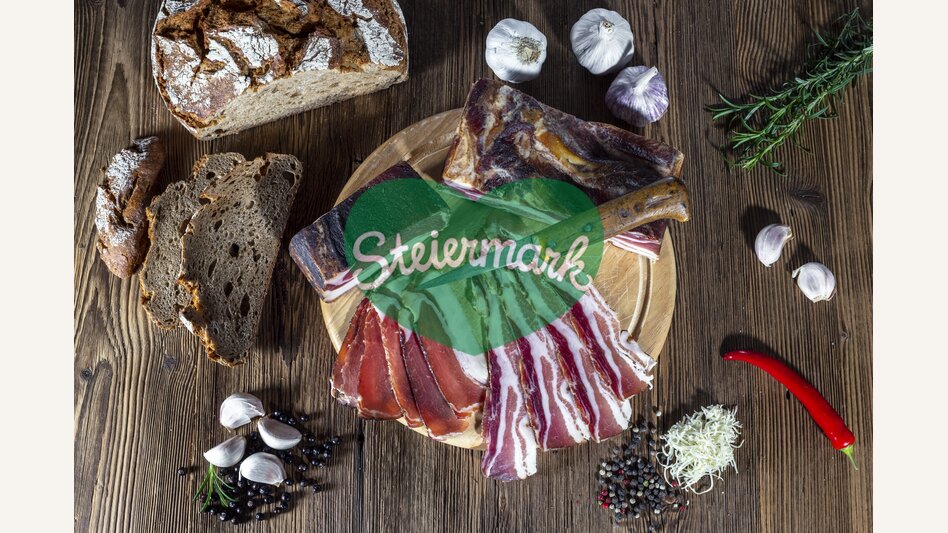 Brettljause mit Karree- und Bauchspeck, Bauernbrot, Kren, Pfefferoni und Wacholderbeeren | © STG | photo-austria.at