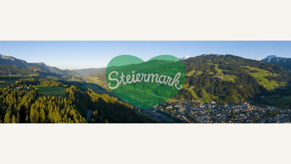 Blick ins Ennstal mit Schladming | © STG | Tom Lamm