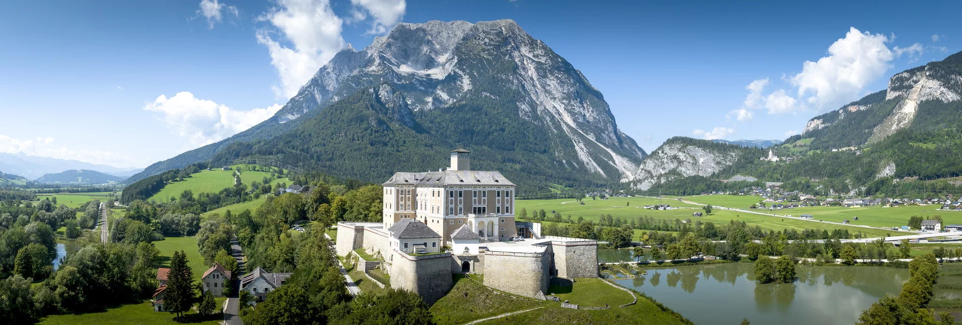 Trautenfels Castle with Grimming in the background | © Steiermark Tourismus | Tom Lamm