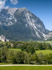 Schloss Trautenfels mit Grimming im Hintergrund