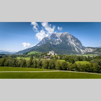 Trautenfels Castle with Grimming in the background | © Steiermark Tourismus | Tom Lamm