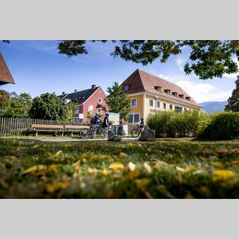 Cyclists in Weißkirchen | © Steiermark Tourismus | Tom Lamm