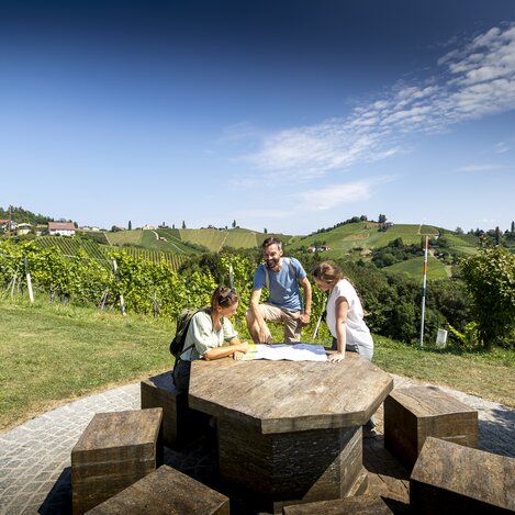 Rast beim Weinwandern in der Südsteiermark | © STG | Tom Lamm