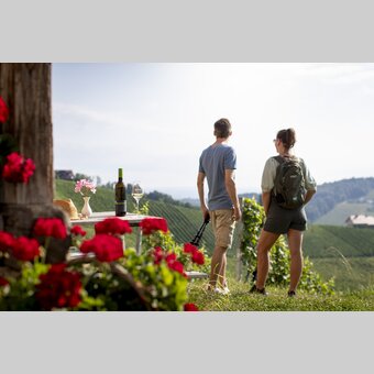 Hiking break at the Buschenschank with a view of the South Styrian vineyards | © Steiermark Tourismus | Tom Lamm