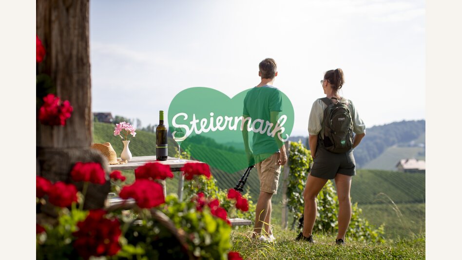 Hiking break at the Buschenschank with a view of the South Styrian vineyards | © Steiermark Tourismus | Tom Lamm