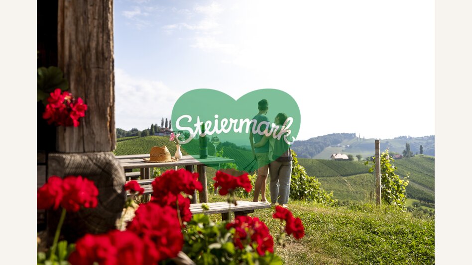 Hiking break at the Buschenschank with a view of the South Styrian vineyards | © Steiermark Tourismus | Tom Lamm