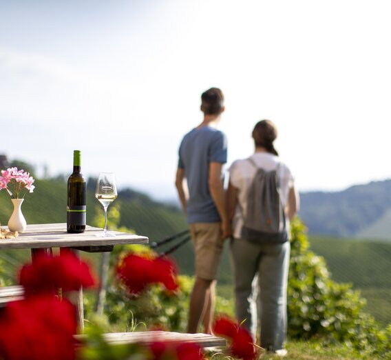 Hiking break at the Buschenschank with a view of the South Styrian vineyards | © Steiermark Tourismus | Tom Lamm