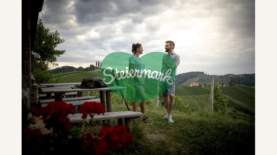 Hiking through the vineyards of southern Styria | © Steiermark Tourismus | Tom Lamm