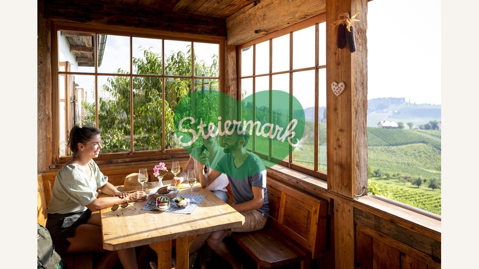 Hiking break at the Buschenschank with a view of the South Styrian vineyards | © Steiermark Tourismus | Tom Lamm