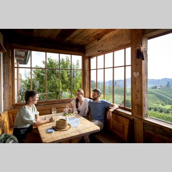 Hiking break at the Buschenschank with a view of the South Styrian vineyards | © Steiermark Tourismus | Tom Lamm