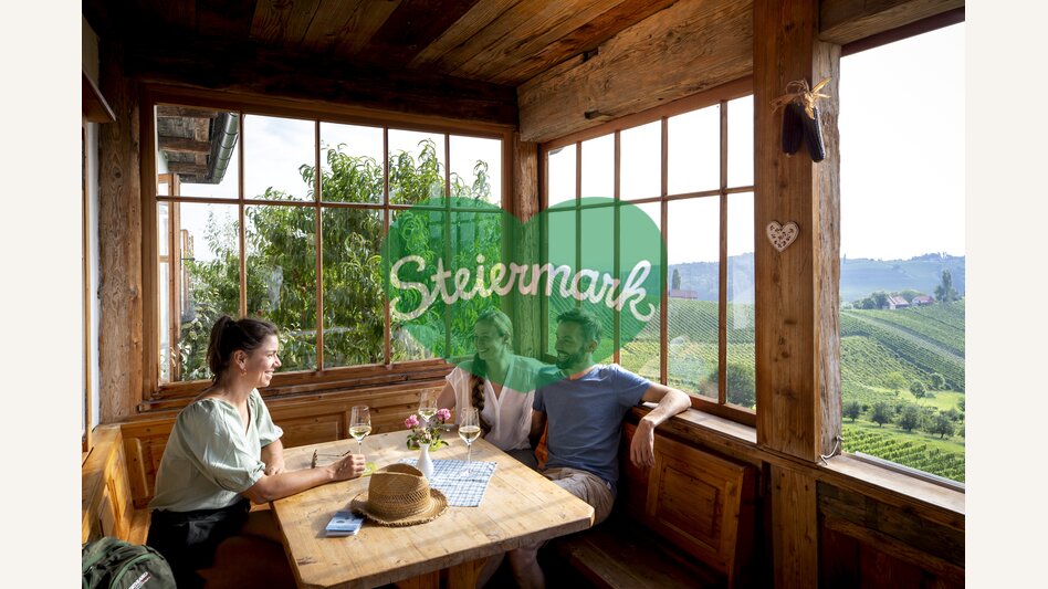 Hiking break at the Buschenschank with a view of the South Styrian vineyards | © Steiermark Tourismus | Tom Lamm